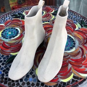 Everlane 9.5 beige ribbed boots